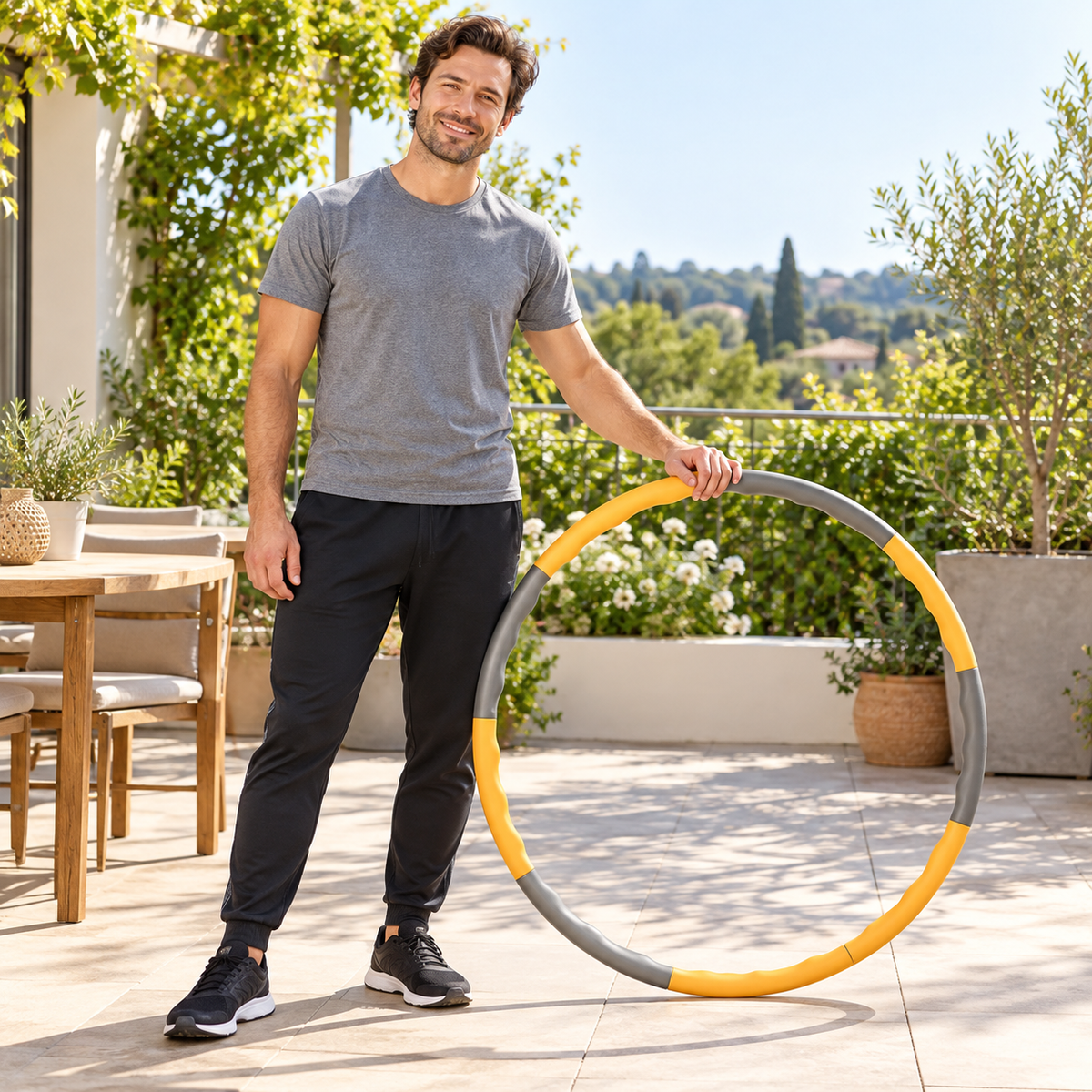 Hula hoop jaune et gris tenu avant une séance en terrasse